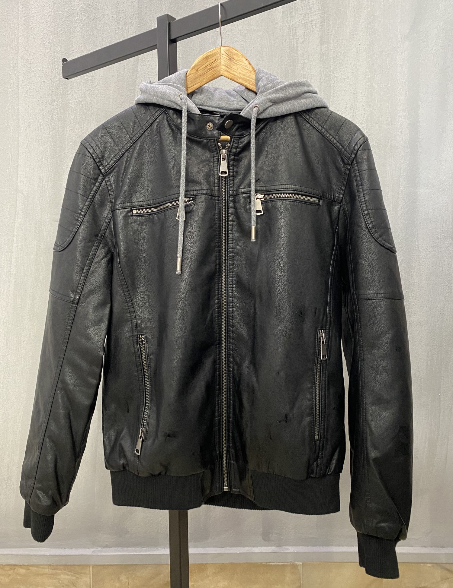 Ανδρικό μαύρο μπουφάν δερματίνη με ραφές στους ώμους και λάστιχο στα τελειώματα 258971